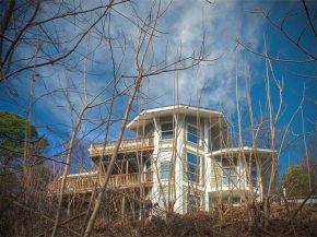 Beautiful Mountain Views and Privacy. Minutes to downtown Gatlinburg and National Park